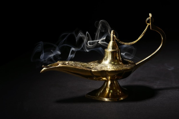 Magische lamp geïsoleerd op zwart