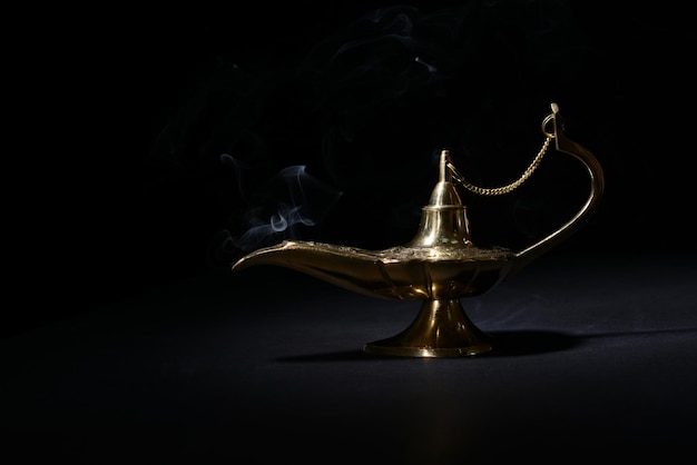 Magische lamp geïsoleerd op zwart