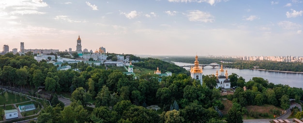 Magische luchtfoto van de Kiev Pechersk Lavra in de buurt van het moederlandmonument