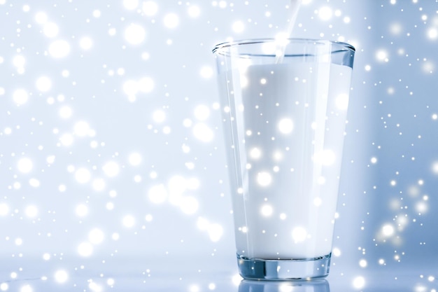Magische vakantiedrank die biologische lactosevrije melk giet in glas op marmeren tafel