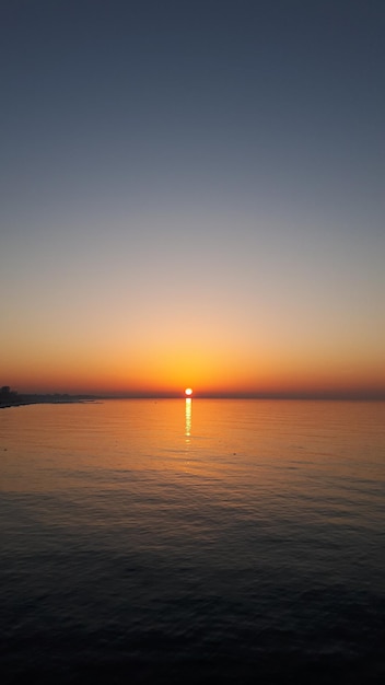 Foto magische zonsondergang aan de zwarte zee