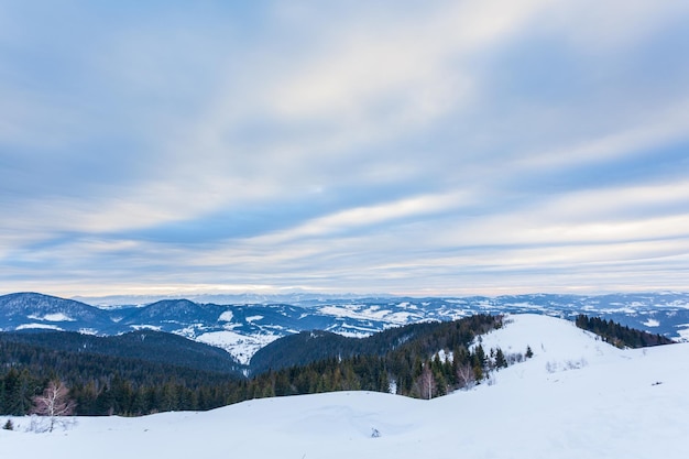 Magische zonsondergang op de hoge bergen van de Oekraïense Karpaten