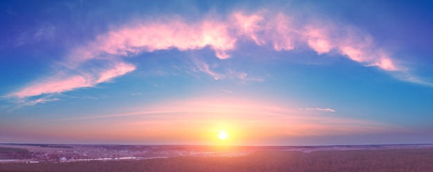 Magische zonsondergang op het platteland Panoramisch luchtfoto