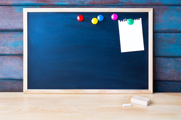 Magneetkrijtbord met houten alfabetletters op tafel Kopieer ruimte voor ontwerp of voeg tekstbericht toe Onderwijsconcept