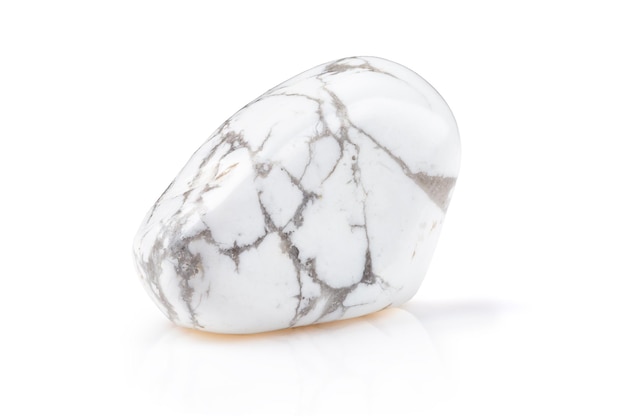 Магнезит или хаулитовый минеральный камень на белом