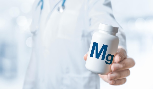 Foto magnesium mg mg-supplementen voor de gezondheid van de mens dokter raadt aan om magnesium te nemen arts vertelt over voordelen van mg essentiële vitaminen en mineralen voor mensen magnesium gezondheidsconcept