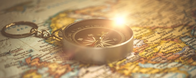 Magnetisch kompas op een wereldkaart. Banier. Avontuur, ontdekking en navigatie reizen thema concept achtergrond foto