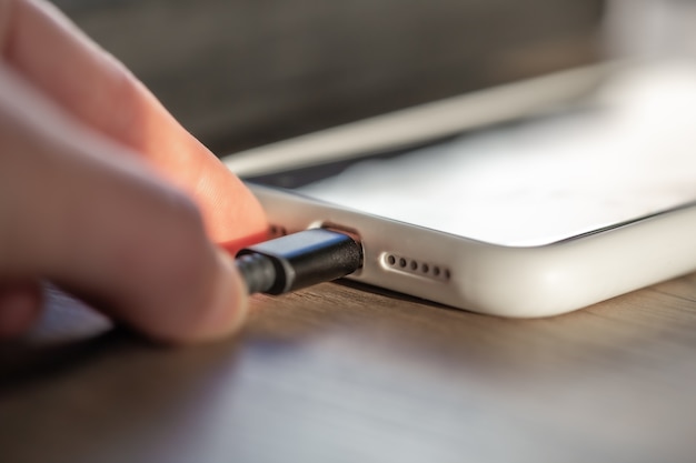 Magnetische kabel voor het opladen van smartphone, close-up.