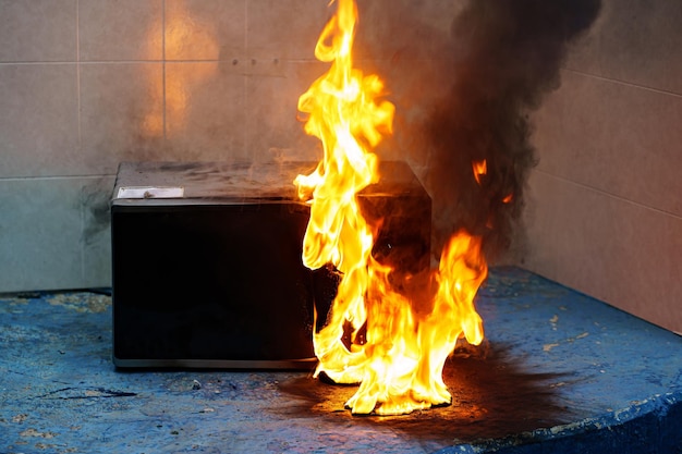 Foto magnetron in brand het concept van vuur in de keuken