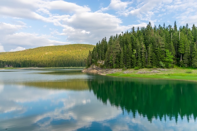 Великолепное Черное озеро расположено в национальном парке Дурмитор на севере Черногории.