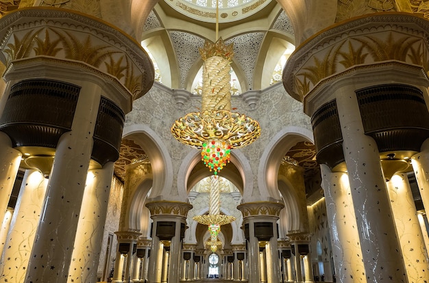 Magnifici interni della grande moschea dello sceicco zayed ad abu dhabi