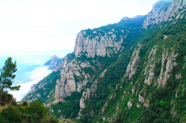 スペインの夏のモンセラートの壮大な山々