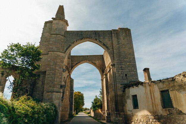 Великолепные руины монастыря Сан-Антон-Кастрохерис XVI века, Кастилия и Леон, Испания. Фото высокого качества