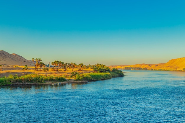 Великолепный пейзаж на реке Нил Закат Асуан Египет 19 октября 2023 года