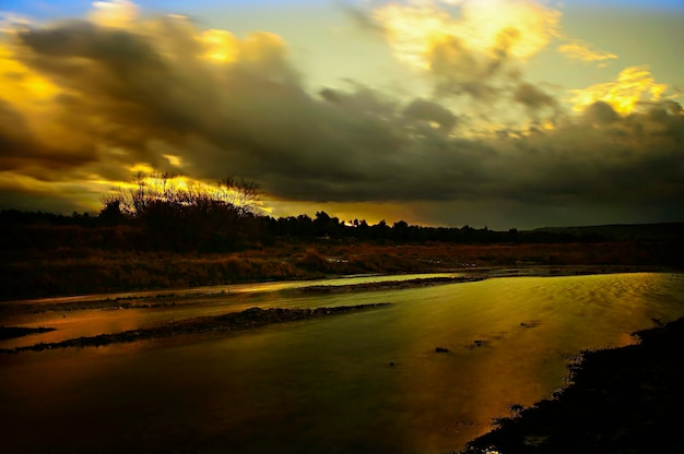 Magnifico tramonto nel paesaggio costiero.