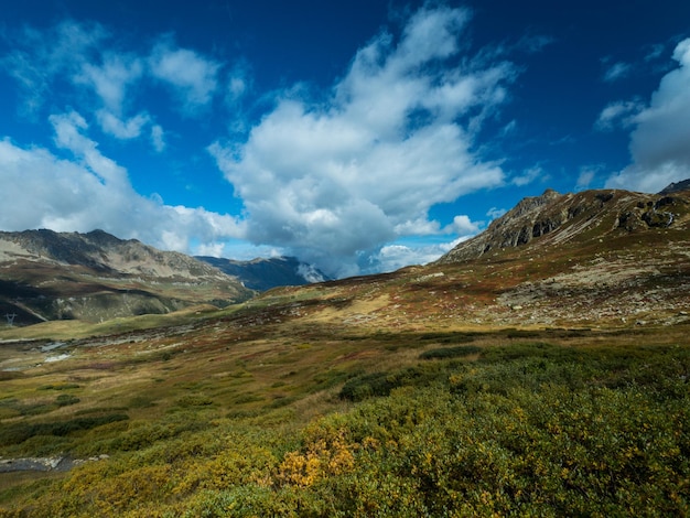 Foto magnifica vista sulla valle della montagna georgia