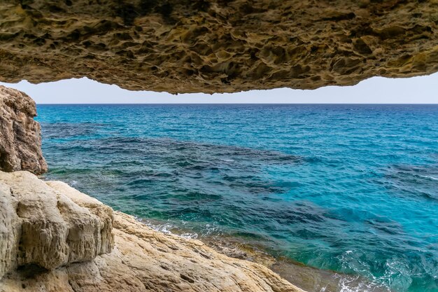 Magnifica vista dell'orizzonte da una grotta sulle rive del mar mediterraneo