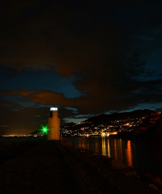 Magnifica veduta del faro di camogli luci e colori si riflettono sul mare creando un