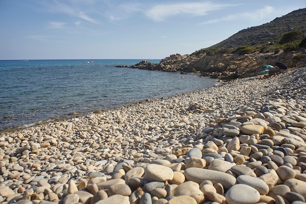 Фото Великолепный вид на пляж пунта молентис на сардинии, сделанный летом.