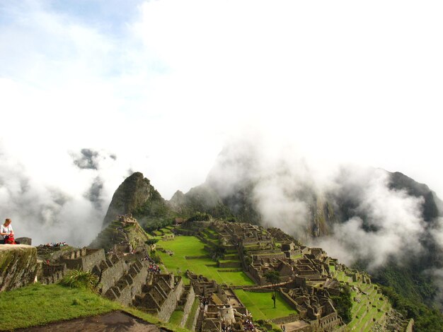 Photo magnificient view of machu picchu with some clouds above in a sunny day