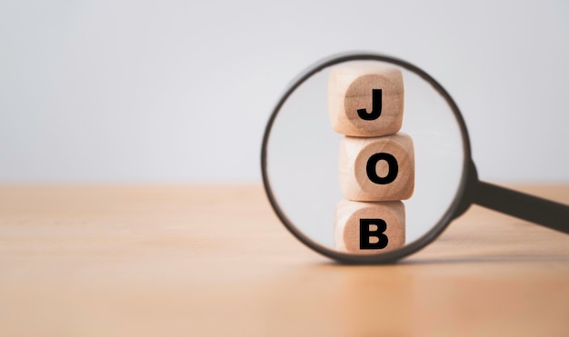 Foto la lente d'ingrandimento si concentra sulla formulazione del lavoro sul tavolo di legno per trovare e cercare il concetto di lavoro