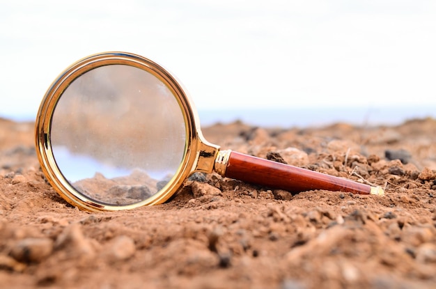 Foto ingrandisci la lente abbandonata nel deserto