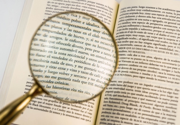 A magnifying glass and a spanish book