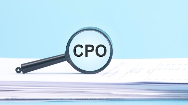 Увеличительное стекло с надписью CPO Cost Per Order на синем фоне