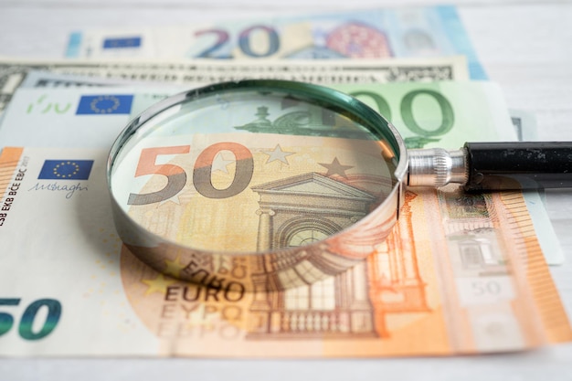 Eu 지폐 배경이 있는 돋보기 은행 계좌 투자 분석 연구 데이터 경제 거래 비즈니스 회사 개념