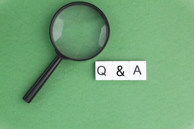 Q と A の文字が付いた虫眼鏡、調査の概念 質問と回答