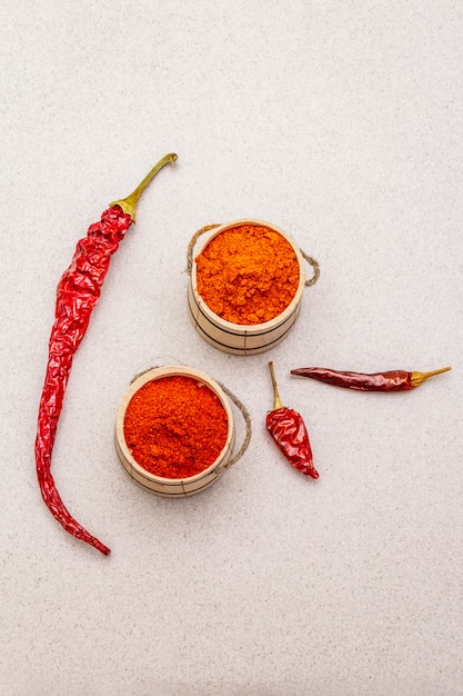 Magyar (Hongaars) rood zoet en heet paprikapoeder. Traditionele kruiden voor het koken van nationale gerechten, verschillende soorten droge peper. Houten vaatjes,