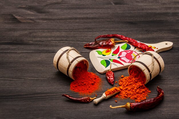 Photo magyar (hungarian) red sweet and hot paprika powder. traditional pattern on a cutting board, different varieties of dry pepper.