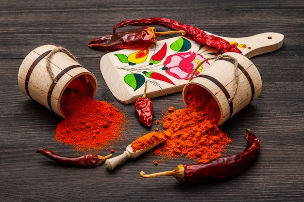 Photo magyar (hungarian) red sweet and hot paprika powder. traditional pattern on a cutting board, different varieties of dry pepper.