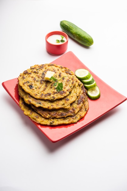 Maharashtrian Kakdi Thalipeeth or Punjabi cucumber paratha, made from fresh grated kheera for breakfast and serve it along with yogurt