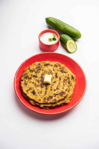 Maharashtrian Kakdi Thalipeeth 또는 Punjabi 오이 파라 타, 아침 식사로 신선한 강판 키라로 만든 후 요구르트와 함께 제공