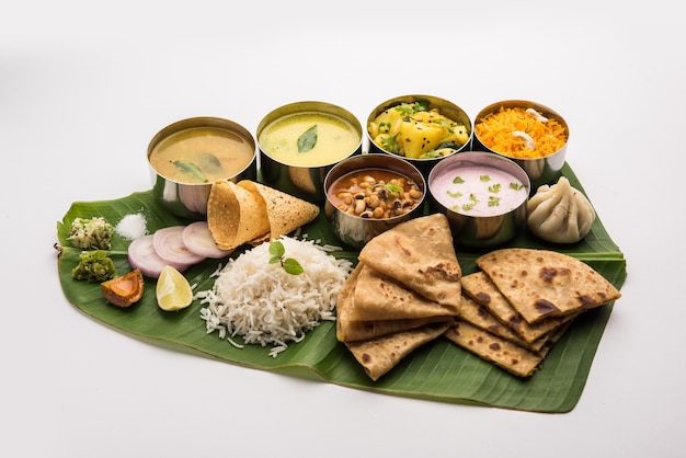 Maharashtrian voedsel Thali of schotel. Mumbai-stijl maaltijd uit Indiaas?