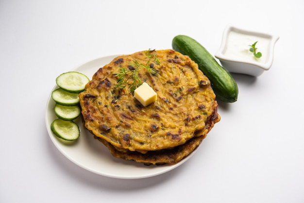 Maharashtrn Kakdi Thalipeeth of Punjabi komkommer paratha, gemaakt van vers geraspte kheera voor het ontbijt en serveer het samen met yoghurt