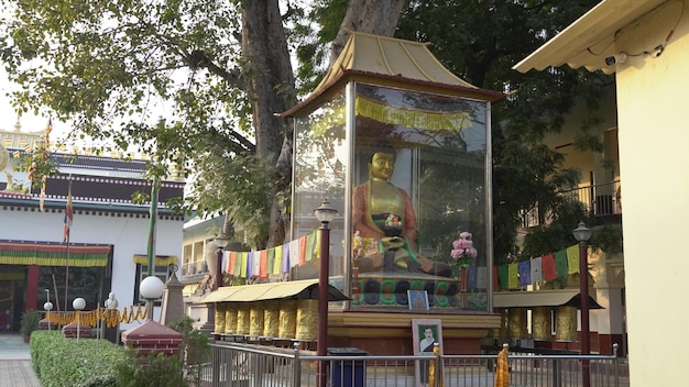 Photo mahatma buddha temple evening view tibetan buddhist monastery in india