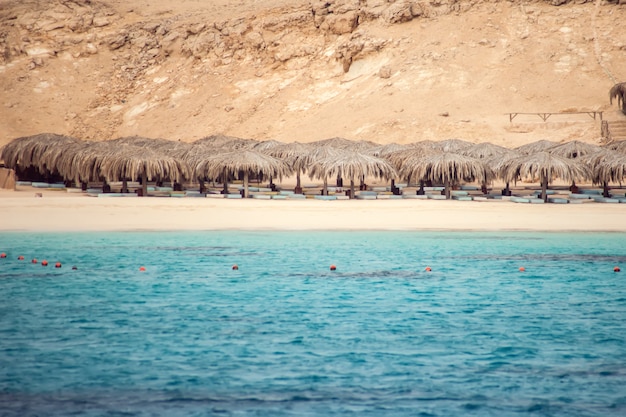 Mahmya-eiland in de rode zee, Egypte, turquoise water, blauwe lucht en boten