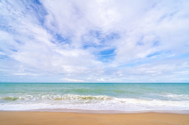 Mai Khao Beach in Phuket is schoon en rustig