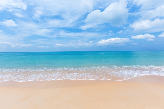 Пляж Май Кхао, провинция Пхукет, юг Таиланда.
