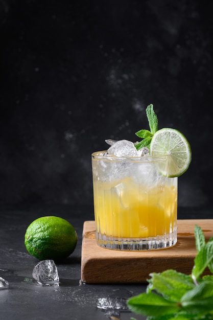 Mai tai klassieke tropische limonade van de rumcocktail met limoen op zwart verticaal formaat