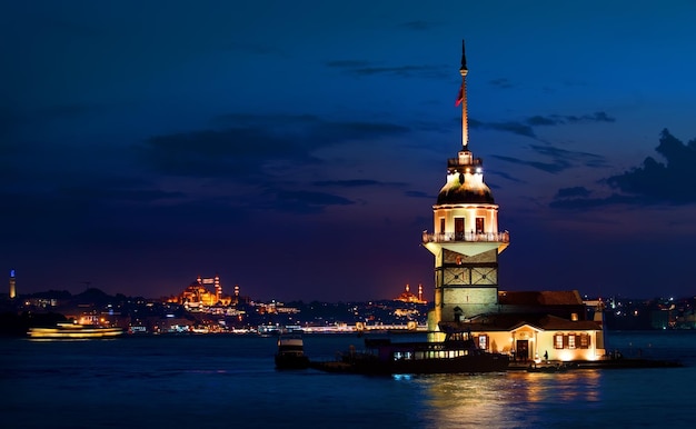 Photo maiden's tower and cityscape of istanbul at night, turkey