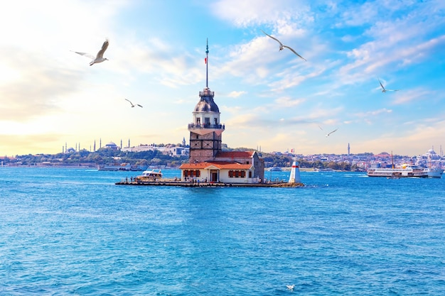 Torre della fanciulla a istanbul turchia vista mare