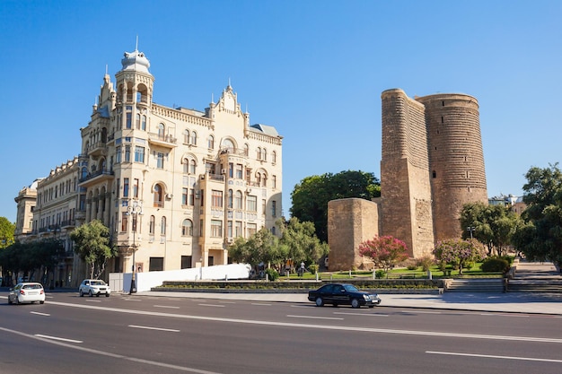 Девичья башня, также известная как Гиз Галаси, расположена в Старом городе в Баку, Азербайджан. Девичья башня была построена в 12 веке как часть города-крепости.