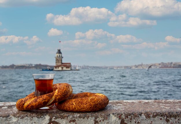 Photo maiden tower kiz kulesi turkish tea and turkish bagel istanbul turkey