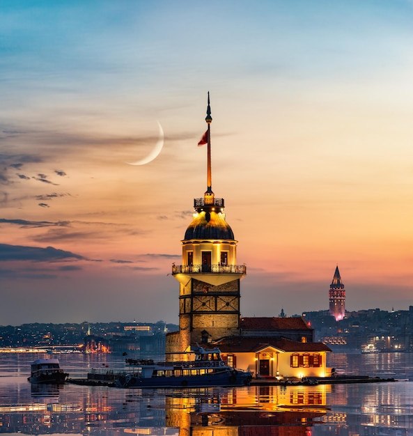 Photo maiden tower and moon