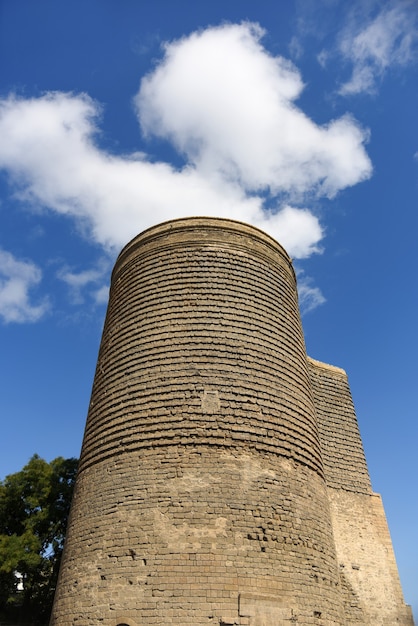 Maiden tower nationaal embleem van azerbeidzjan in de oude stad van baku