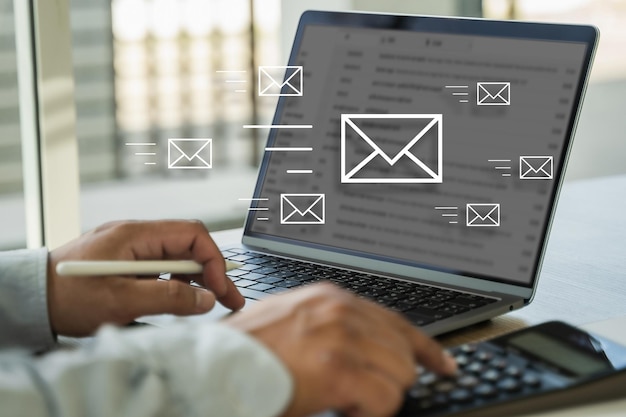 Mail communicatie verbindingsbericht naar mailing contacten telefoon global letters concept