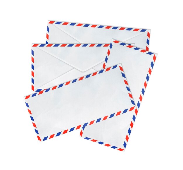 Почтовые конверты на белом фоне